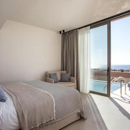 Elegant Suites&villas Hotel *